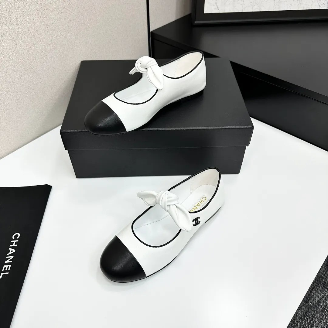 👟👟Ex-factory price 480👟👟 Chanel 25C Early Spring Mary Jane Shoes Series This season’s shoes are all great! The pure black Mary Jane is very comfortable on the feet and the upper leather is also very soft, so you don’t have to worry about rubbing your feet. The bunny ears are also very cute, and the black and white color matching and black fabric cover are very nice. Upper cowhide, inner sheepskin, leather outsole Size: 35-39 40/41 customized